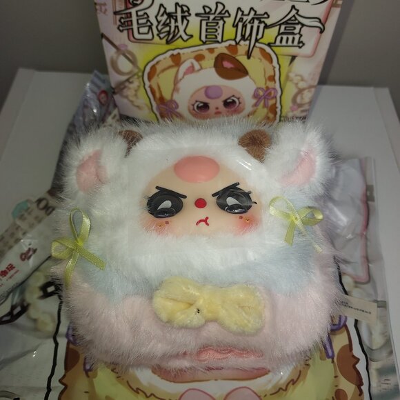 Baby Three plush jewelry case . - Picture 2 of 3